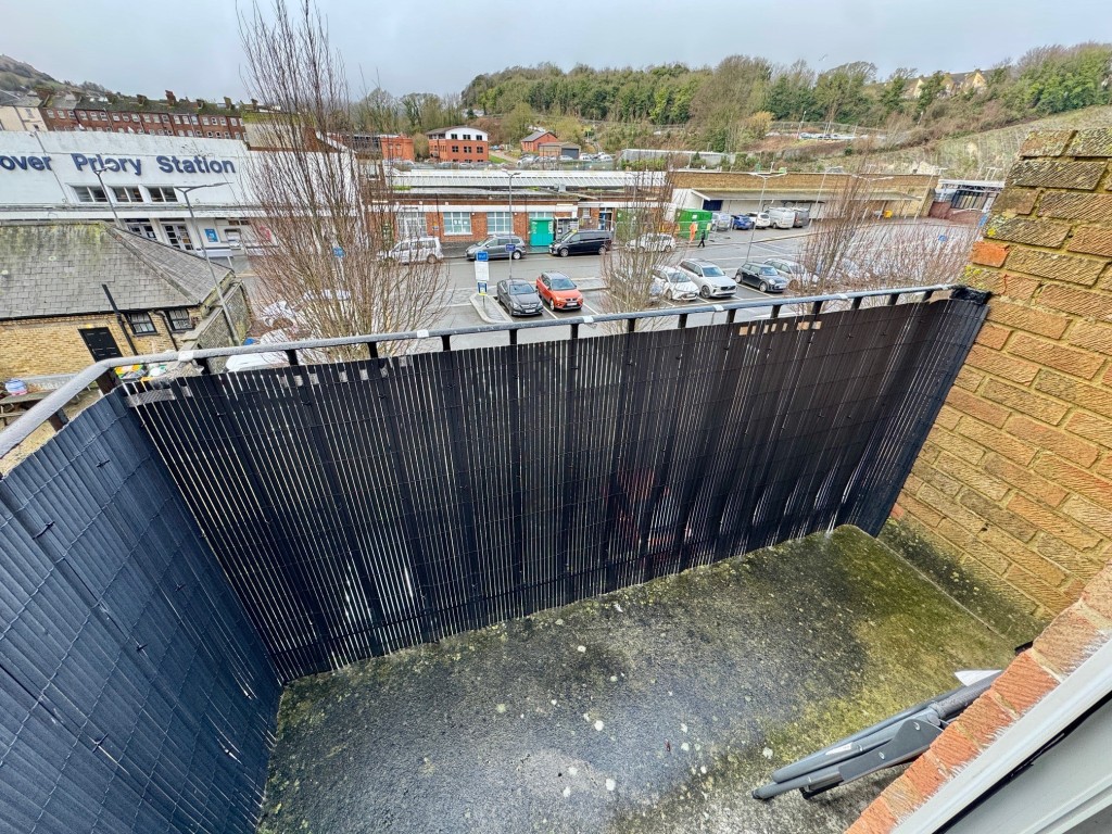 Lot: 43 - TWO-BEDROOM TOP FLOOR FLAT INVESTMENT - 5 Stuart Court - view from rear balcony